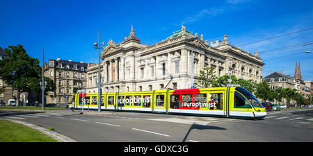 BNU, National University Library und grünen Straßenbahn, Straßburg, Elsass, Frankreich Europa Stockfoto