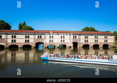 Barrage Vauban Damm und Boot, La Petite France, Straßburg, Elsass, Frankreich, Europa Stockfoto