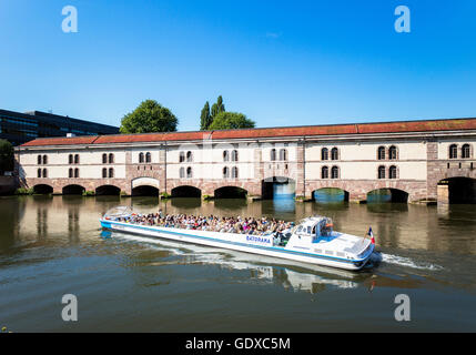 Barrage Vauban Damm und Boot, La Petite France, Straßburg, Elsass, Frankreich, Europa Stockfoto