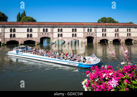 Barrage Vauban Damm und Boot, La Petite France, Straßburg, Elsass, Frankreich, Europa Stockfoto