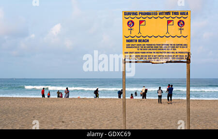 DURBAN, Südafrika - 17. August 2015: No Surfen Schild am Nordstrand auf der Golden Mile promenade Stockfoto