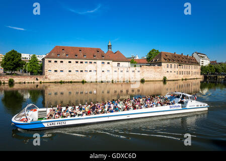 Ausflugsschiff und der Commanderie Saint-Jean, Heimat der ENA, National School of Administration, Straßburg, Elsass, Frankreich Stockfoto