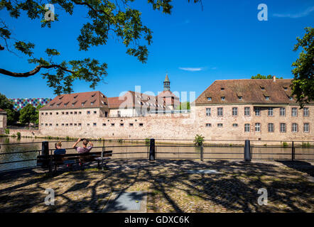 Schattiger Platz und der Commanderie Saint-Jean, der Heimat der ENA, Nationale Schule für Verwaltung, Straßburg, Elsass, Frankreich, Europa Stockfoto