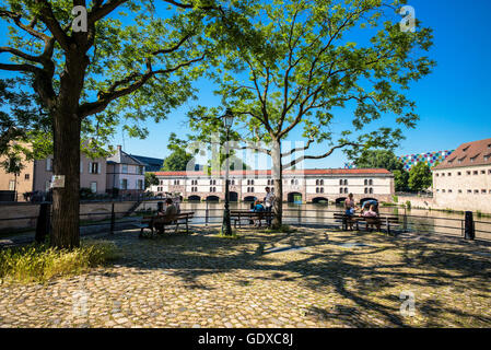 Gepflasterten Platz und Barrage Vauban dam, La Petite France, Straßburg, Elsass, Frankreich Stockfoto