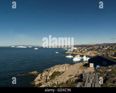 Ilulissat ist eine Stadt in Qaasuitsup Gemeinde in Westgrönland liegt etwa 350 km nördlich des Polarkreises schöne Juli Sommertag Stockfoto