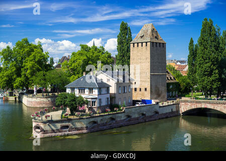 Ponts Couverts Bridge tower ist und Häuser, La Petite France, Straßburg, Elsass, Frankreich Stockfoto