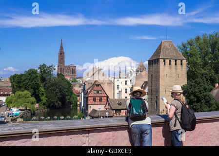 Paar junge Touristen auf der Terrasse der Barrage Vauban Dam und Straßburg Skyline, La Petite France, Alsace, Frankreich, Europa Stockfoto