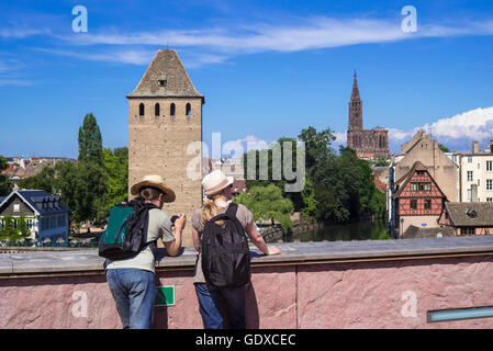 Paar junge Touristen auf Terrasse Barrage Vauban-Wehr und Skyline von Straßburg, La Petite France, Elsass, Frankreich Stockfoto