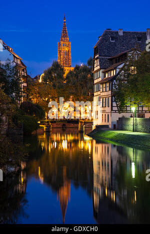 Ill, die Kathedrale und die Häuser in der Dämmerung, La Petite France, Straßburg, Elsass, Frankreich, Europa Stockfoto