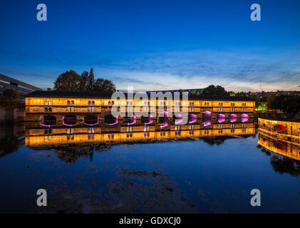 Beleuchtete Barrage Vauban Damm bei Nacht, La Petite France, Straßburg, Elsass, Frankreich, Europa Stockfoto