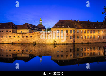 Die Commanderie Saint-Jean, Sitz der ENA, nationale Verwaltungsschule, ehemaliges Frauengefängnis Ste Marguerite, Nacht, Straßburg, Elsass, Frankreich, Europa Stockfoto