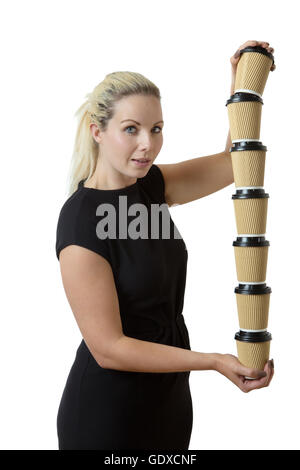 Business-Frau trägt viele Kaffeetasse für ihre Bürokollegen Stockfoto