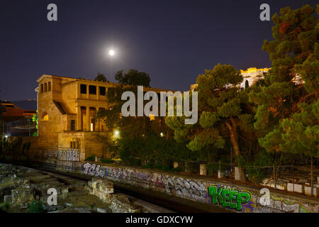 Vollmond über Stoa und Ruinen der antiken Agora in Athen, Griechenland. Stockfoto