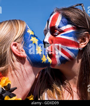 Vierzigtausend Menschen nahmen an dem Marsch für Europa in London Teil. am 2. Juli 2016.  Nach den Ergebnissen der Brexit Referend Stockfoto