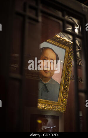 Mao Tse Tung (Mao ZeDong), gerahmte Gemälde hängt in einer Bar in der Dashilar Hutong/Street, in Peking, China Stockfoto