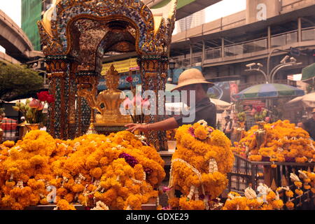 der Erawan-Schrein in der Innenstadt am Pratunam Aerea in der Stadt von Bangkok in Thailand in Suedostasien. Stockfoto