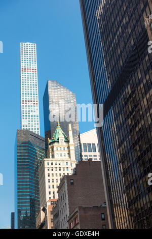 Reich verzierte Baukasten 1921 Krone bei 730 Fifth Avenue gegen moderne Wolkenkratzer auf der 57th Street in New York City Stockfoto