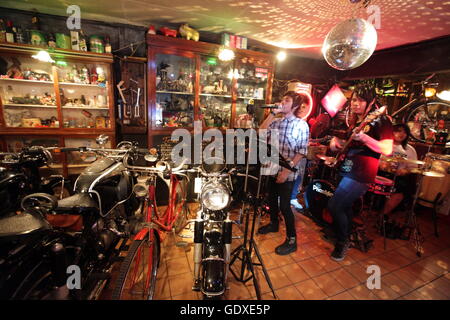 eine Musikbar in Banglamphu in der Stadt von Bangkok in Thailand in Suedostasien. Stockfoto