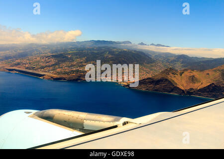 Schöner Blick aus dem Flugzeug vor der Landung über die Stadt Funchal auf Madeira, Portugal Stockfoto