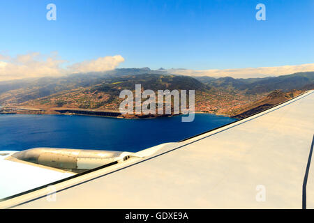 Schöner Blick aus dem Flugzeug vor der Landung über die Stadt Funchal auf Madeira, Portugal Stockfoto