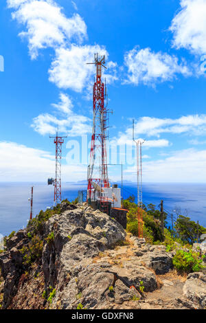 Fernmeldeturm mit Antennen und blauem Himmel auf Pico Facho Sicht, Machico, Madeira, Portugal Stockfoto
