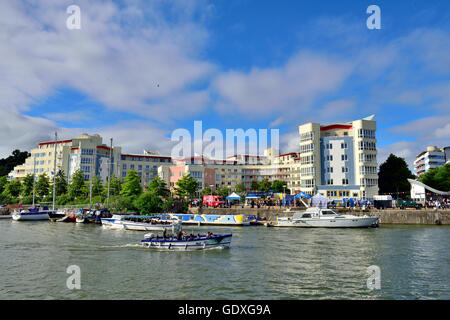 Bristol Hafen schwimmende Hafen von Hannover Quay mit Booten und neue moderne Wohnungen, "The Crescent" Stockfoto