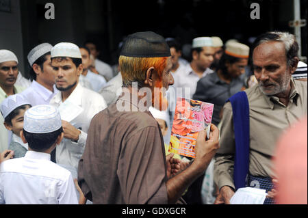 Muslimische Männer nach dem Freitagsgebet Stockfoto