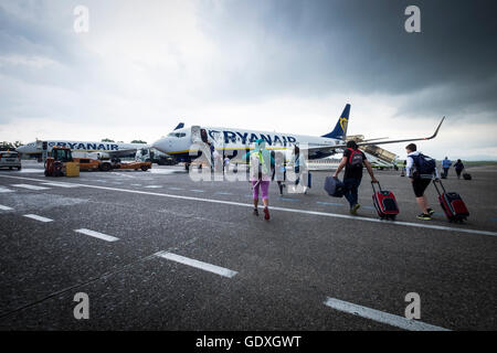 Fluggästen einen Ryanair-Flug im Regen am Flughafen Galileo Galilei, Pisa, Toskana, Italien Stockfoto