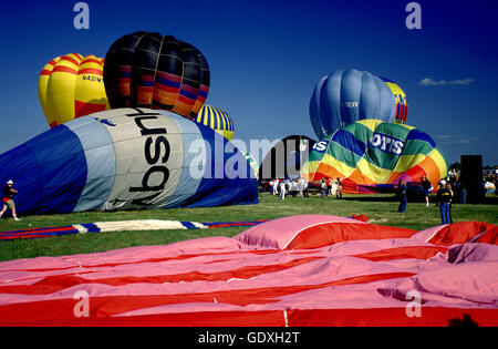 Heißluft-Ballon-Inflationen und Zubereitungen bei der Battle Creek Heißluftballon WM starten. Michigan, USA. Stockfoto