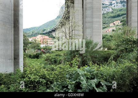 Stadt unter einer Autobahnbrücke in Ligurien, Italien 2012 Stockfoto