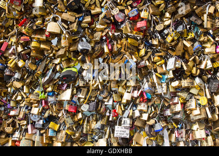 Tausende von Liebe Schlösser angebracht auf der Brücke Pont des Arts in Paris, Frankreich, 2014 Stockfoto