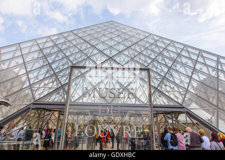 Der Glas Pyramide-Eingang zum Louvre Museum in Paris, Frankreich, 2014 Stockfoto