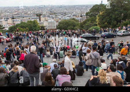 Touristenmassen am Montmartre in Paris, Frankreich, 2014 Stockfoto