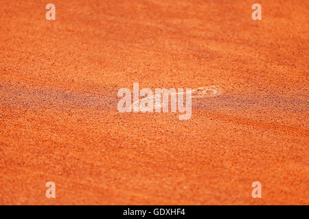 Detail mit einem Sport-Schuh-Fußabdruck auf ein Tennis-Sandplatz Stockfoto