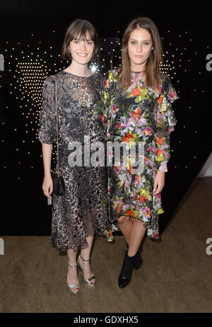 Sam Rollinson und Charlotte Wiggins Besucher ein VIP-Dinner in London anlässlich die Eröffnung des W-Hotels-Dubai. PRESSEVERBAND Foto. Bild Datum: Mittwoch, 20. Juli 2016. Bildnachweis sollte lauten: Doug Peters/PA Wire Stockfoto