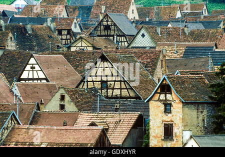 Altstadt von Riquewihr mit Fachwerkhäusern, Elsass, Frankreich Stockfoto