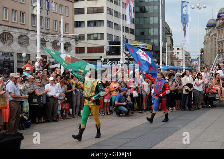 Mitglieder der Folk Gruppe Storici Sbandieratori Contrade Cori, von Cori, Italien, 50. internationale Folklore-Festival in Zagreb Stockfoto