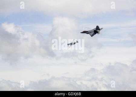 Lockheed Martin F-22 und Mustang P-51-20 "Miss HELEN" Anzeigen im RAF Duxfords Flying Legends Stockfoto