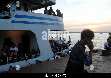 An der Anlegestelle Pansodan in Yangon Stockfoto