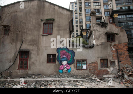 Street-Art an Wänden des abgerissenen Gebäudes. Stockfoto