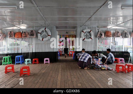 Auf der Dala-Fähre in Yangon Stockfoto