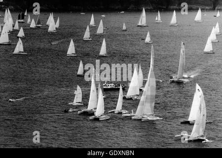 AJAXNETPHOTO. 5. JUNI 1988. PLYMOUTH, ENGLAND. -CARLSBERG RENNEN 1988 - FLOTTE ZU BEGINN - 90 BOOTE IM GESAMTEN FOTO: JONATHAN EASTLAND/AJAX-REF: () YAR C STAR START 1988 06 Stockfoto