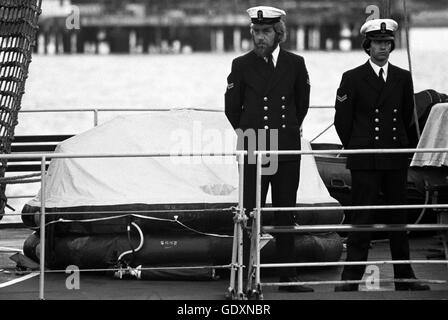 AJAXNETPHOTO. 16. AUGUST 1979. PLYMOUTH, ENGLAND. -FASTNET END - ZWEI CREW-MITGLIEDER DER NIEDERLÄNDISCHEN MARINE FREGATTE OVERIJSSEL BEWACHEN EINE YACHT RETTUNGSINSEL ERHOLT AUS DEM MEER, ALS DAS SCHIFF IN DEVONPORT ANGEDOCKT.  FOTO: JONATHAN EASTLAND/AJAX. REF: 791608 1 3 Stockfoto