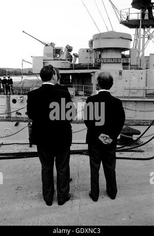 AJAXNETPHOTO. 16. AUGUST 1979. PLYMOUTH, ENGLAND. -FASTNET END - BESTATTER WARTEN AUF DEM DOCKSIDE AS KAMEN DIE NIEDERLÄNDISCHE MARINE FREGATTE OVERIJSSEL IN DEVONPORT MIT OPFERN UND ÜBERLEBENDEN VON DER REGATTA.  FOTO: JONATHAN EASTLAND/AJAX. REF: 791608 XW Stockfoto