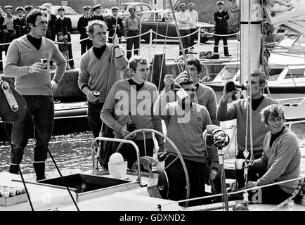 AJAX-NEWS-FOTOS. 1974. PORTSMOUTH, ENGLAND. -WHITBREAD ROUND THE WORLD RACE - ENDE - EINIGE DER FALLSCHIRMJÄGER CREW CHAY BLYTH YACHT GROßBRITANNIEN II FEIERN IHRE ANKUNFT AM ENDE DES RENNENS IN HMS VERNON, PORTSMOUTH.  FOTO: AJAX NEWS & FEATURE SERVICE REF: HDD/WRWR1974/GB II/110474 Stockfoto