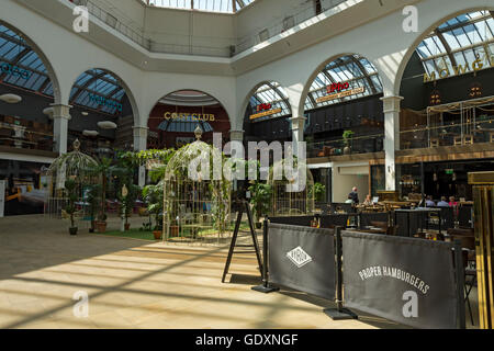 Einzelhandel-Food-Läden in der kürzlich renovierten (2016) Corn Exchange, Gebäude, Manchester, England, UK Stockfoto