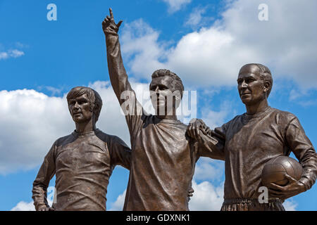 "Trinity United", eine Skulptur von Philip Jackson bei Manchester United Stadion Old Trafford, Manchester, England, UK. Stockfoto