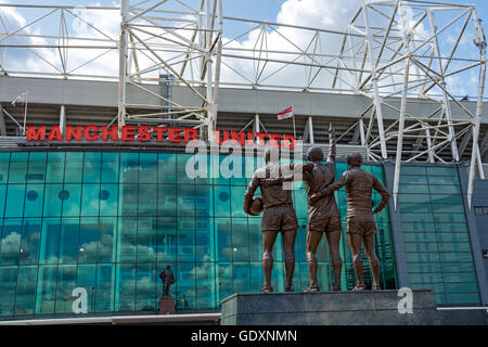 "Trinity United", eine Skulptur von Philip Jackson bei Manchester United Stadion Old Trafford, Manchester, England, UK. Stockfoto