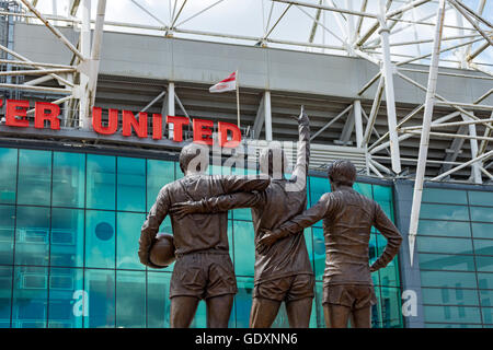 "Trinity United", eine Skulptur von Philip Jackson bei Manchester United Stadion Old Trafford, Manchester, England, UK. Stockfoto