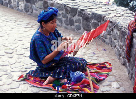 ein Frauen-Werke in traditionellen worauf in dem Dorf Panajachel in Guatemala in Mittelamerika. Stockfoto